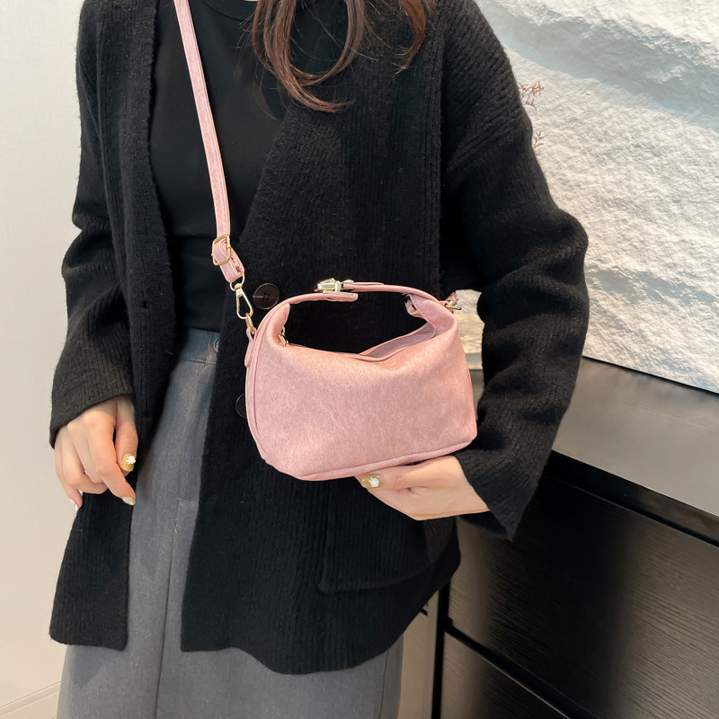 Nueva bolsa de hombro coreana universal 2024 otoño invierno bolso de mano de estilo extranjero diseño de nicho de moda de alto nivel