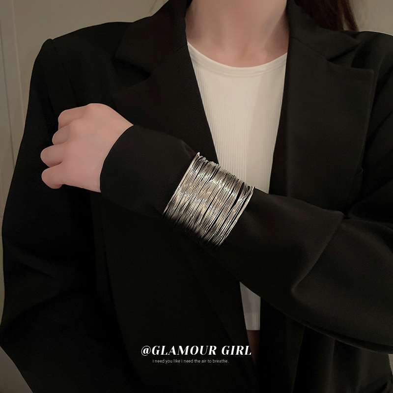 Europeo y americano exagerado multi-capa hueco brazo anillo abierto pulsera nicho creativo diseño sentido pulsera personalizada estilo frío pulsera