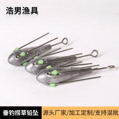 釣り草をすくい取って路亜餌にぶら下がっています。