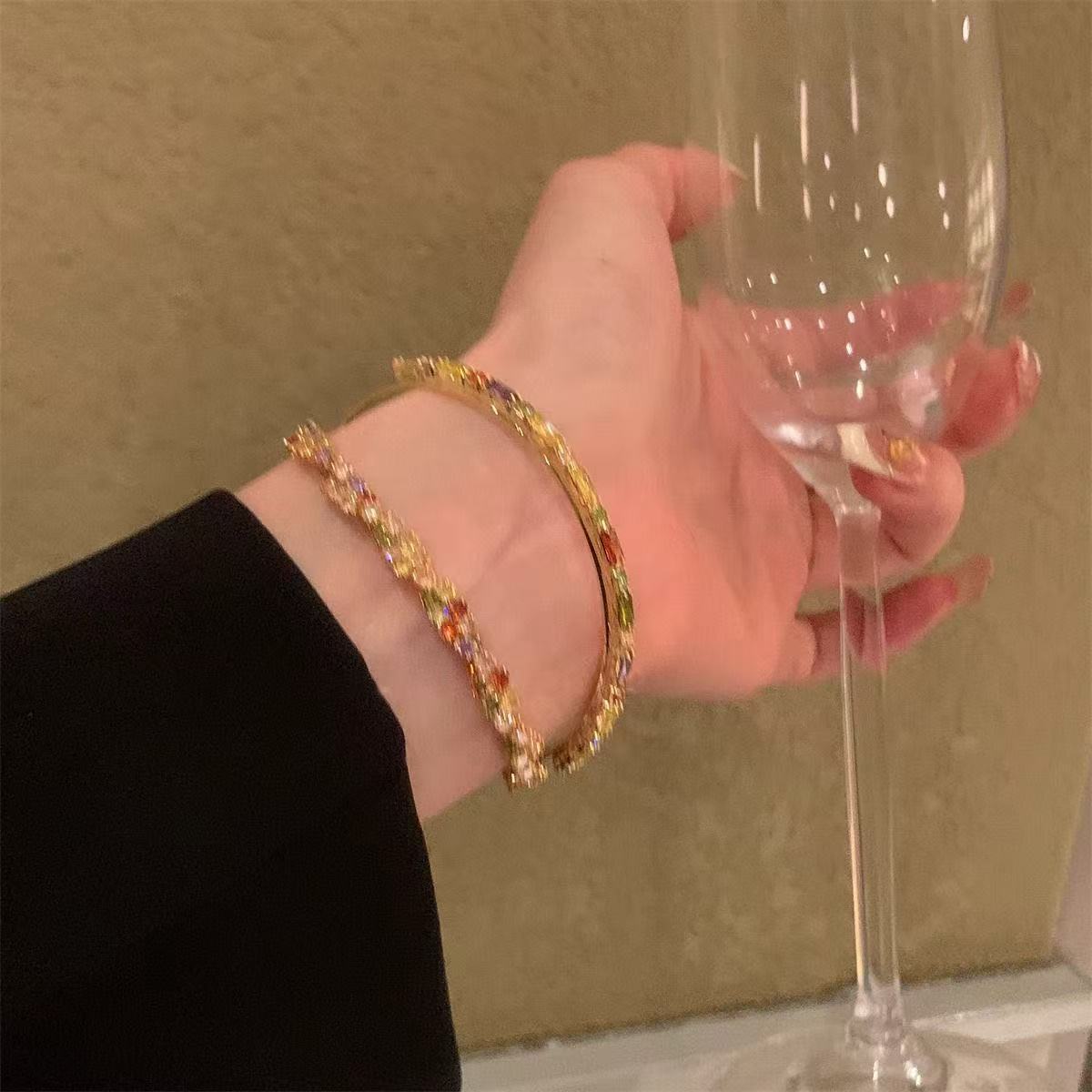 Pulsera de giro cruzado de circón de color, pulsera de lujo ligero para mujer, nueva moda de nicho, joyería de todo fósforo para viajeros