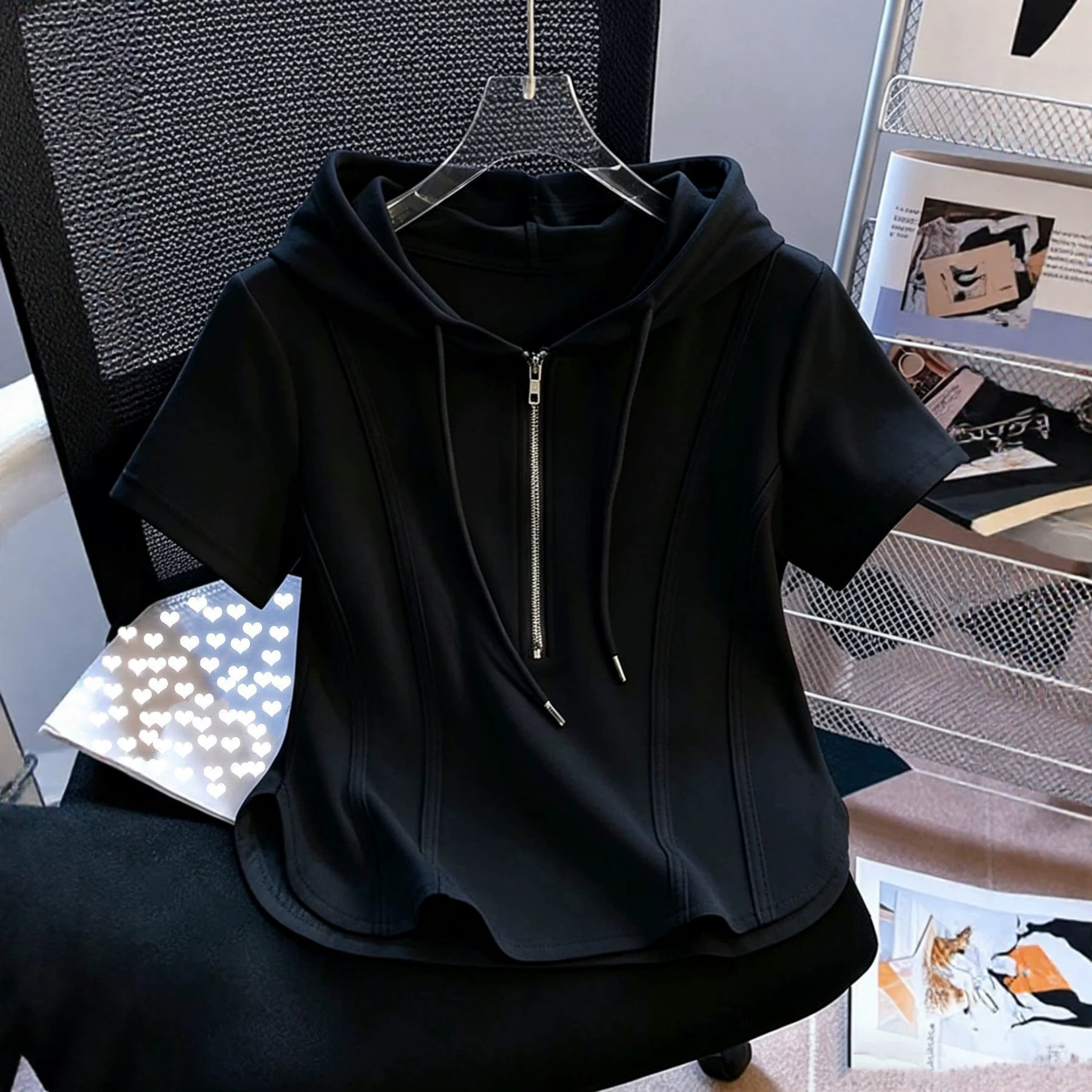 Korean-Style Elegant White Hooded Half-Zip Top, Autumn Slim-Fit Waist-Cinching Design, Niche Sweatshirt for Women