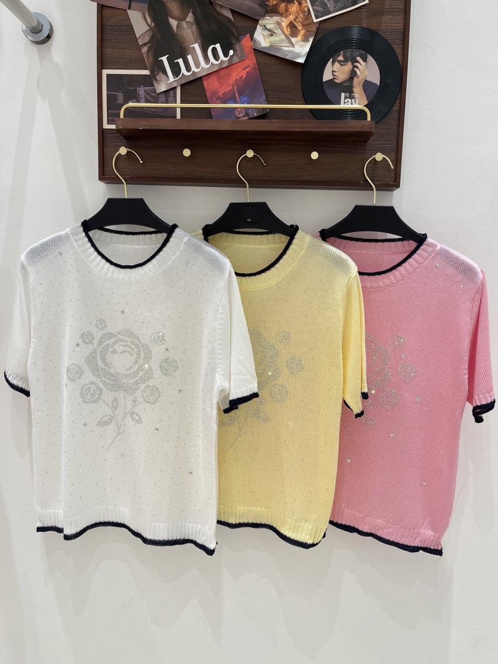 High-Quality Camellia Rhinestone Brand Logo Embellished Knitted Pullover With Round Neck And Short Sleeves, Light Luxury, Simple,_ecoleips.com