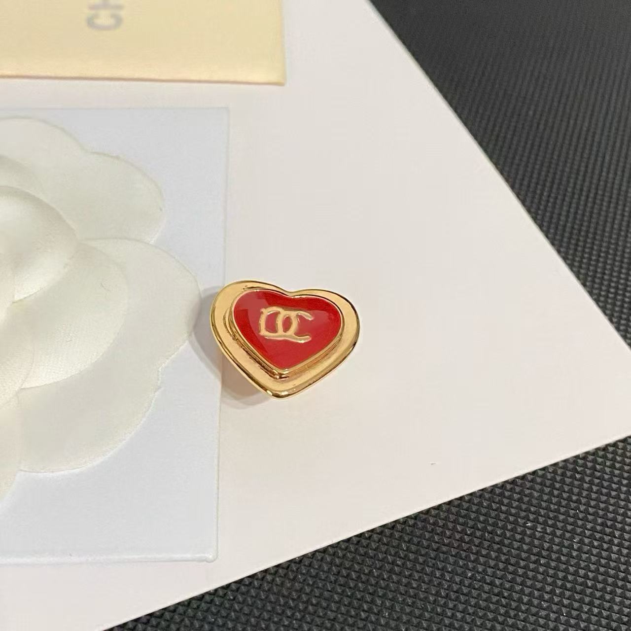 Classic Chanel-Style High-End Gold-Plated Brooch, Fashionable Retro Star Ocean Personality Trend, Sweet and Cool Heart Design