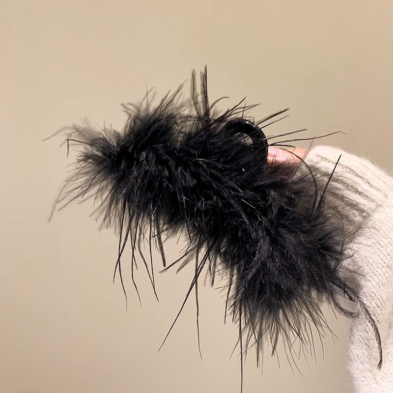 Pinzas de agarre de plumas de avestruz femenina pinzas de cabello detrás de la cabeza pinzas de cabello de alto nivel 2025 nuevo pinzas de tiburón peludo de gama alta