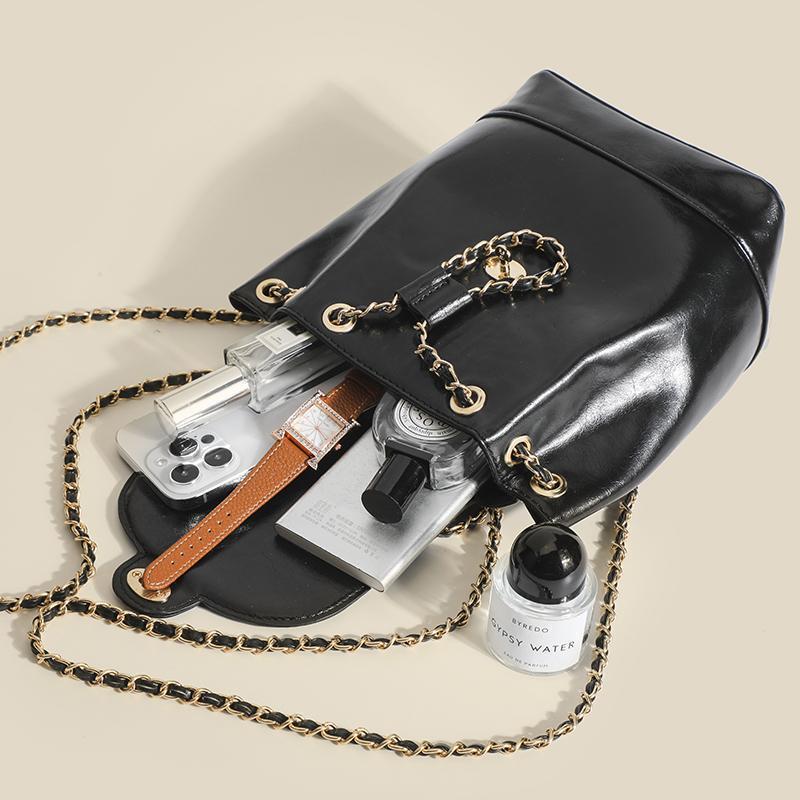 Mochila con cadena de metal y tapa abatible de estilo coreano, ligera y de lujo, mochila pequeña estilo Chanel, bolso versátil de gran capacidad para estudiantes y viajeros, bolso para mujer.