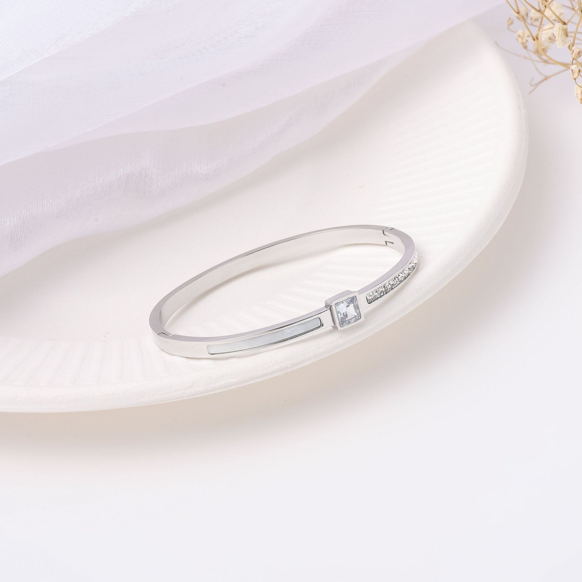 Pulsera de titanio y acero para mujer, diseño moderno y sencillo, pulsera de lujo que no se desvanece, venta al por mayor en stock.
