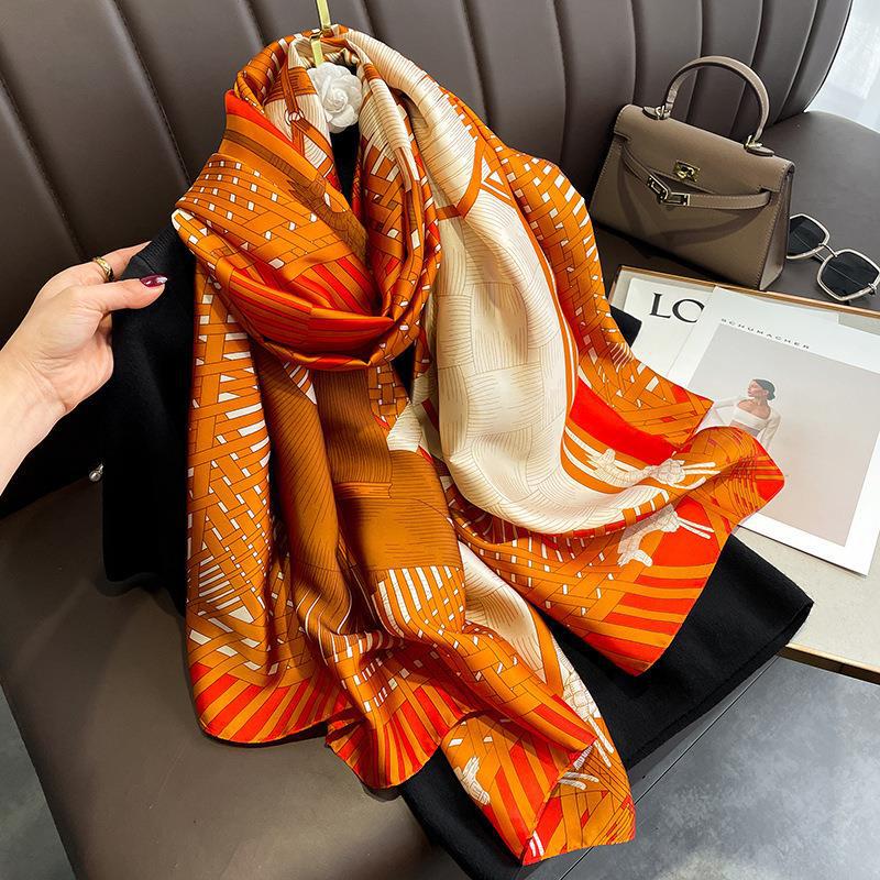 Nuevas letras europeas impresas en piedras preciosas amarillas imitación de seda seda brocado al aire libre con una toalla de playa bufandas de seda para mujeres