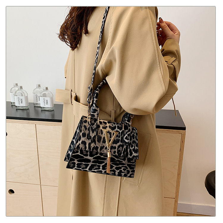 The new leopard print handbag is trendy and stylish. The crossbody bag has a simple texture and a spicy girl style. It is a unique single-shoulder small square bag undefined