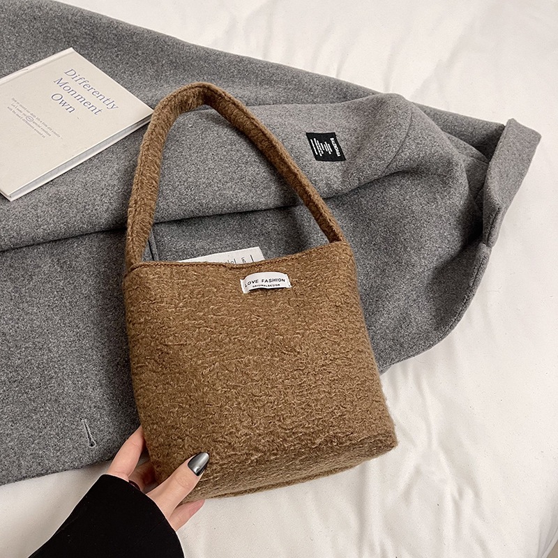Bolsa de hombro de lana de moda simple para mujeres 2024 nuevo otoño y invierno de moda de la gripe ligera bolso de mano de lujo bolso de brazo