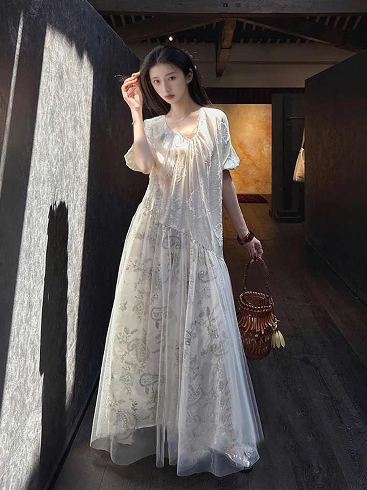 Váy maxi nữ phối hoa phong cách quốc gia cao cấp, chất rayon sang trọng, tay ngắn, thắt eo — Màu trắng, Màu mơ cà phê