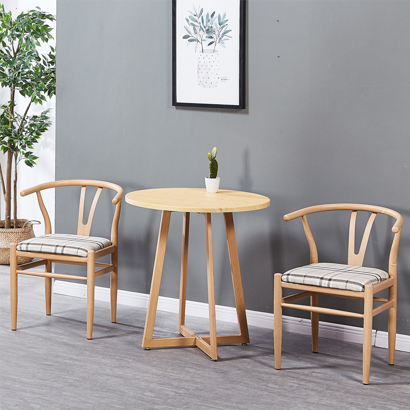 테이블 1개, Taishi 의자 2개, 밝은 나뭇결 색상 비고