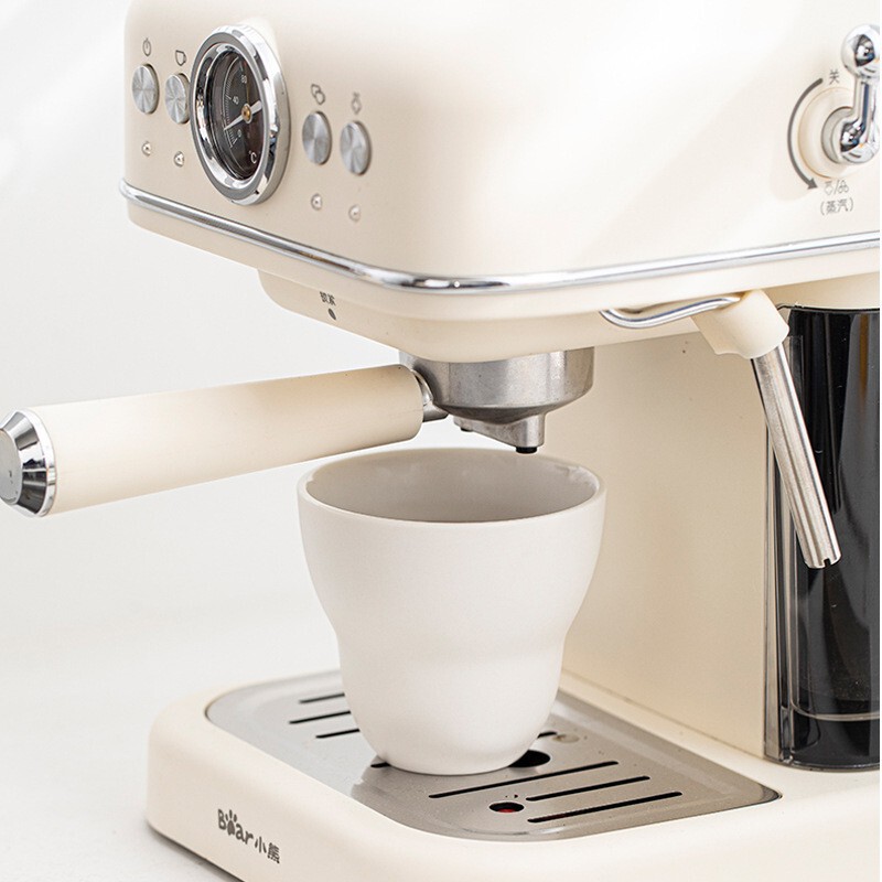 日本式の手はコーヒーのコップの陶磁器のマグカップの女性の高い顔の値の水の杯のイタリア式の濃縮の杯のプルカップのラテカップを握ります。|undefined