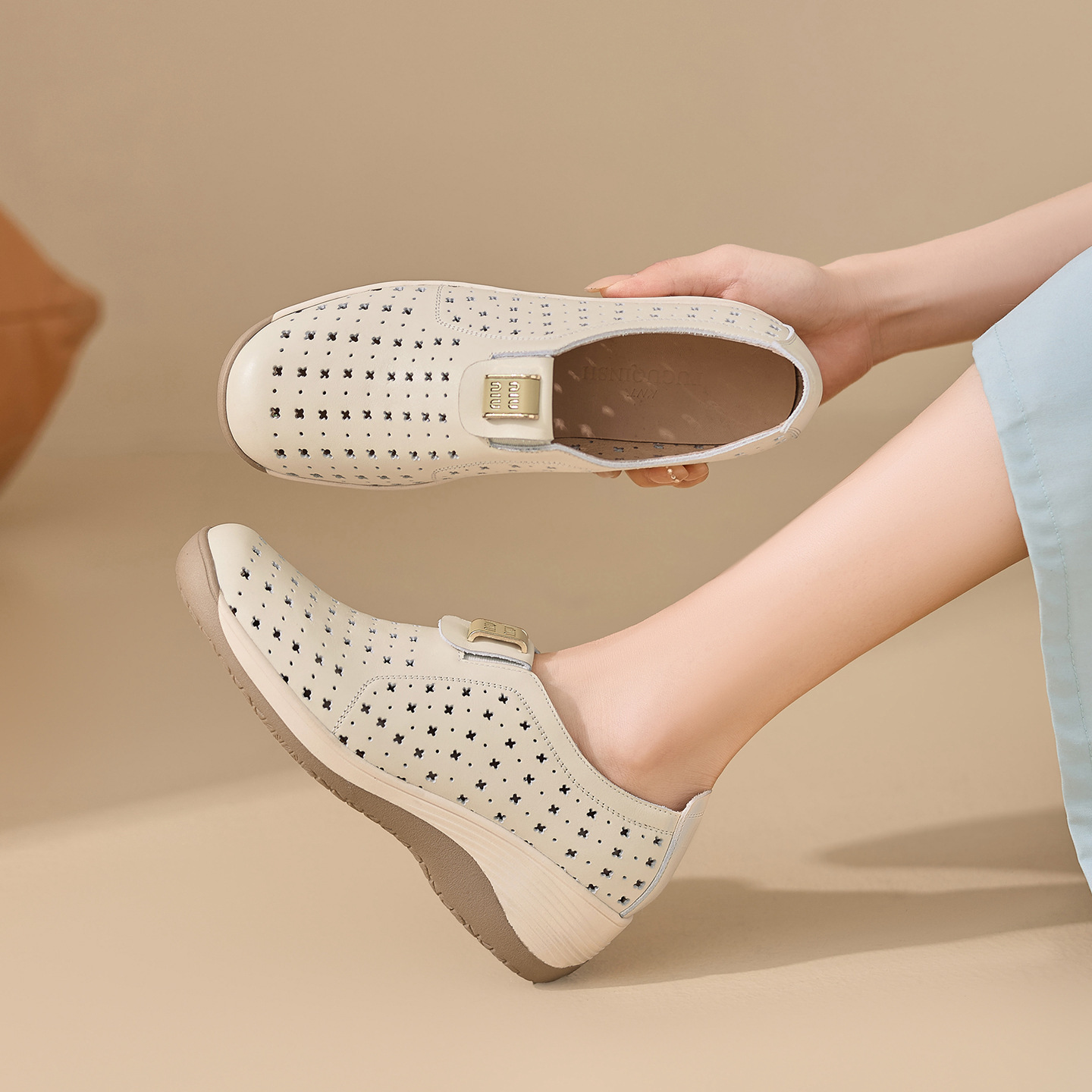 Giày da nữ đục lỗ đế xuồng thấp phong cách thể thao — màu trắng ngà