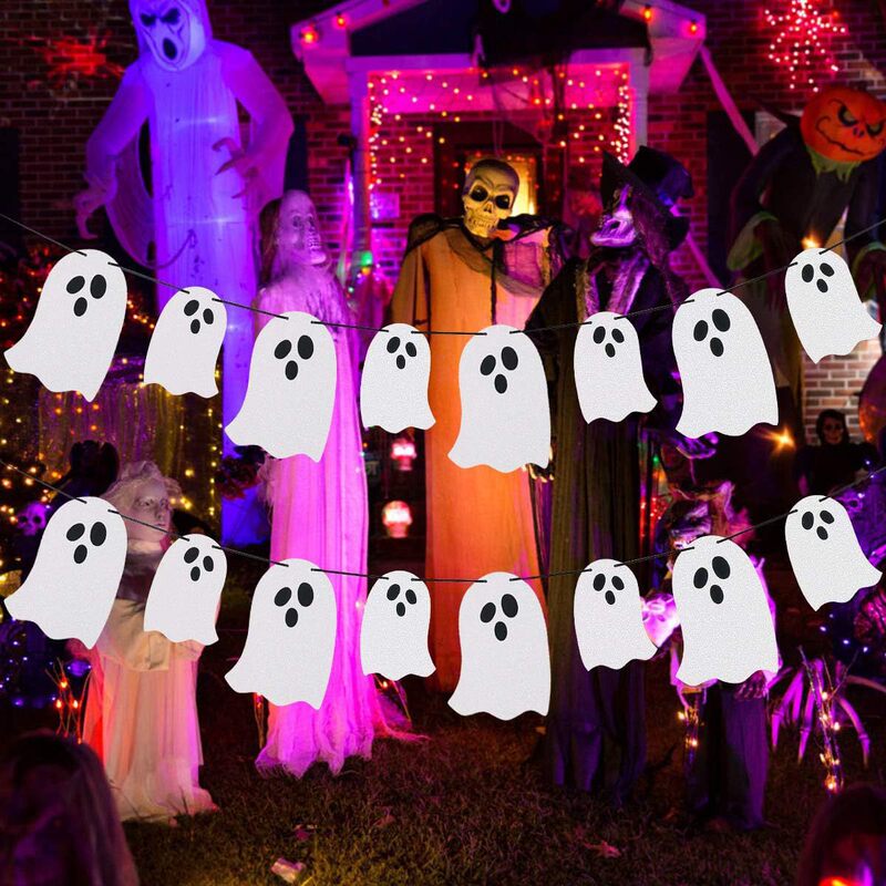 ハロウィーンの幽霊が旗を引いて飾って幽霊の横断幕を飾って旗を掲げます。|undefined
