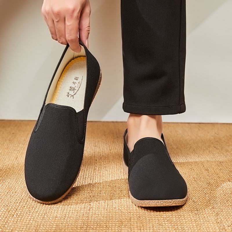 A Pair of Old Beijing Cloth Shoes for Dropshipping, Comfortable and Breathable with Rubber Soles, Slip-On Deep-Cut Work Shoes for Middle-Aged and Elderly Men