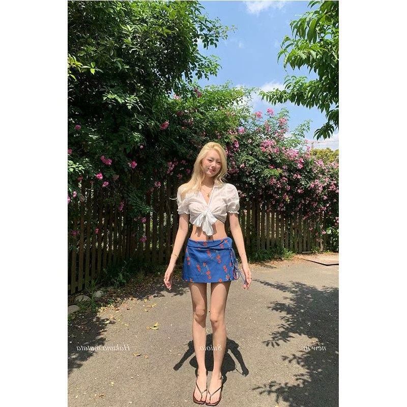 Синяя юбка с цветочным принтом во французском нежном стиле, женская летняя новая нишевая полая утягивающая верхняя одежда