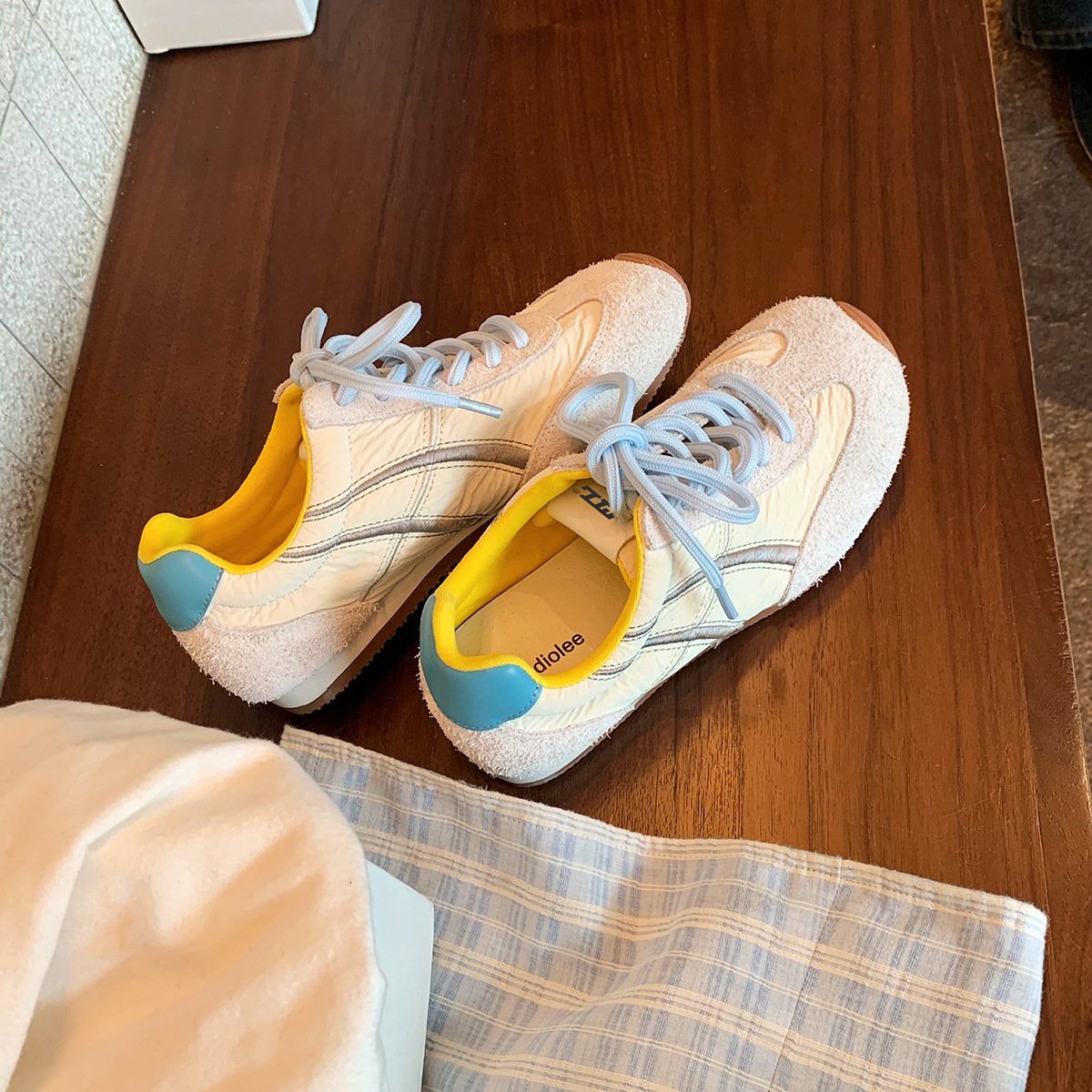 Cuero de vaca uvas madres Carlon color combinado cabeza inclinada lazos de zapatos deportivos casuales aumentan la altura de los zapatos de entrenamiento de mujeres