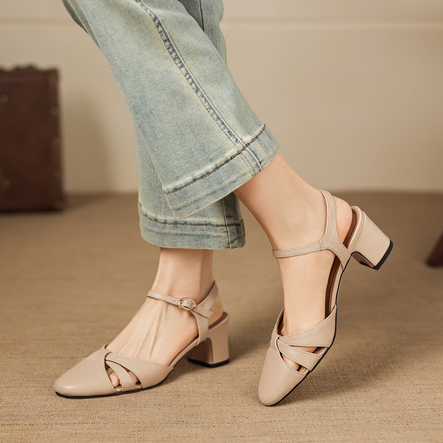 Sandal nữ quai ngang mũi kín gót vuông ổn định — màu be