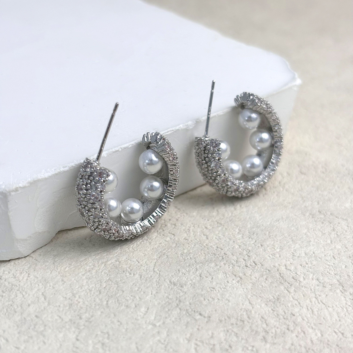 Copper Material 1 Pair Vacation Simple Style Solid Color Inlay Copper Pearl Ear Studs