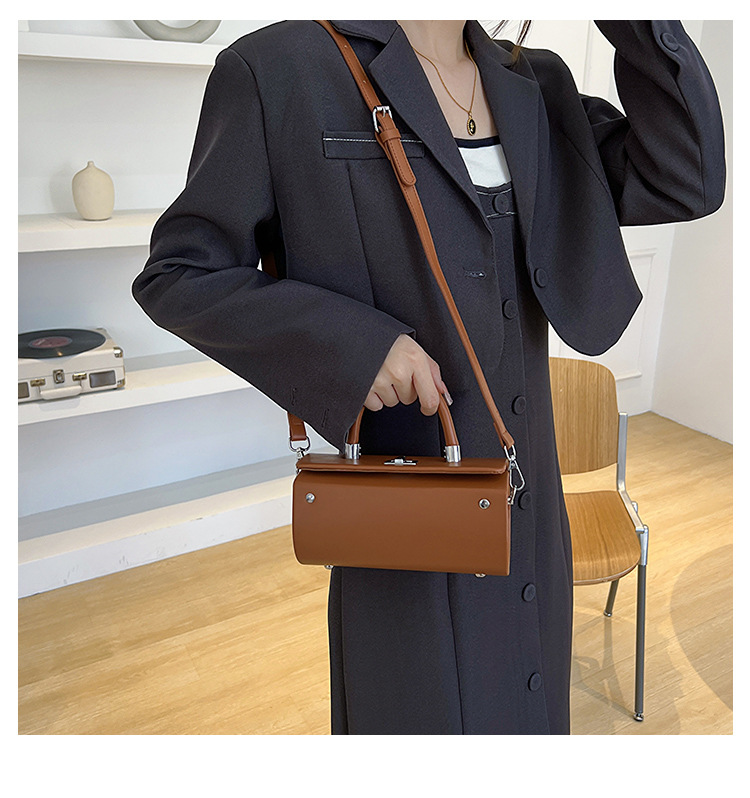 Women's Medium All Seasons Pu Leather Solid Color Fashion Square Lock Clasp Handbag display picture 1