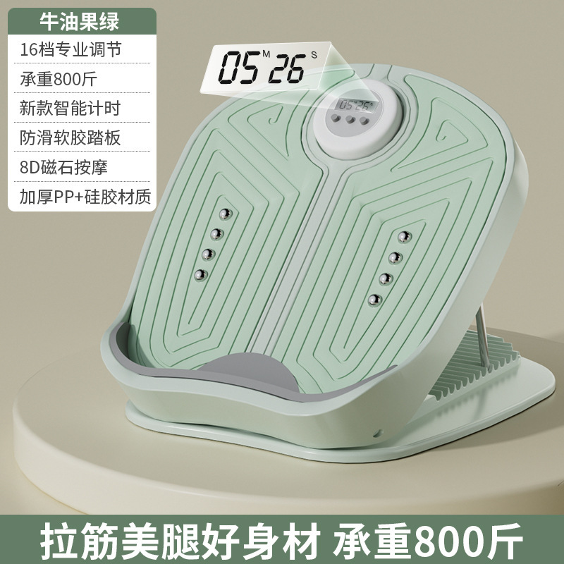 筋力ボードの斜めのペダルのふくらはぎのストレッチ器は立っています。|undefined