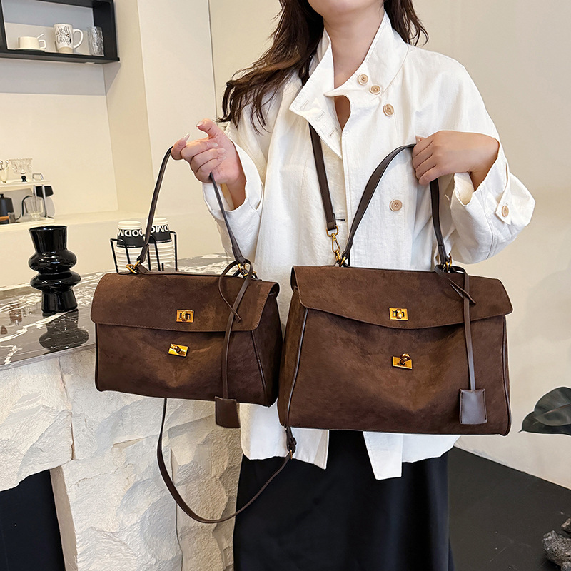 Bolsa de mano esmerizada transfronteriza alta sensación de bolso especial para mujeres otoño y invierno 2025 nuevo estilo universal bolso de hombro bolso de viaje