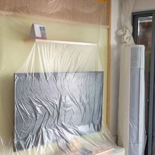 Dormitory bunk bed dust cover for upper bunk, used during student holidays to cover and protect against dust, disposable plastic sheet