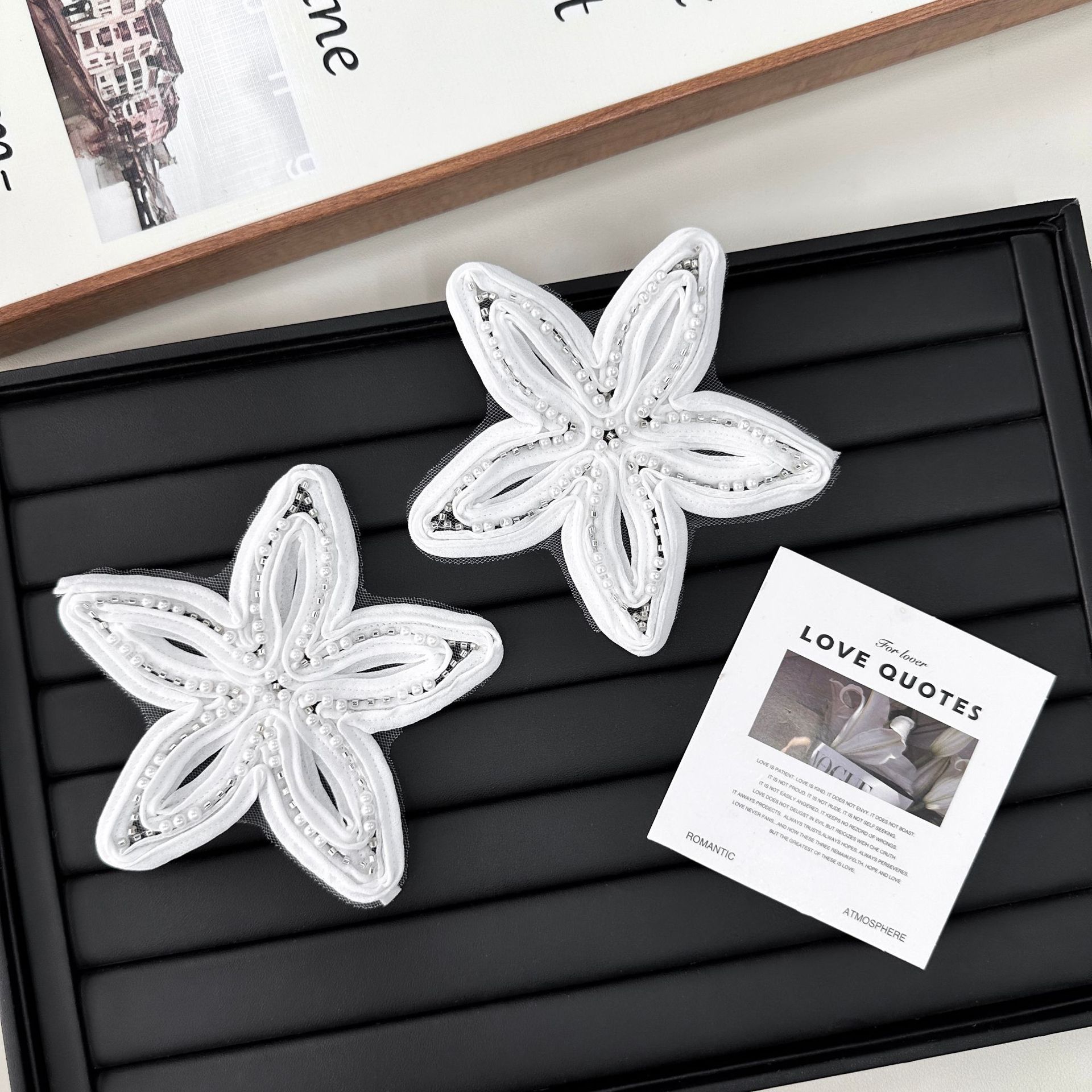 Adhesivos de tela de flores blancas con bordes de perlas, exquisitos accesorios de decoración de ropa tridimensional, bolsos de ropa, zapatos, sombreros, sombreros, accesorios creativos