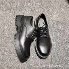 Spring/autumn lightweight British-style chunky-soled men's low-top Martin boots—youthful, business-ready, with a round toe and soft leather in classic black.