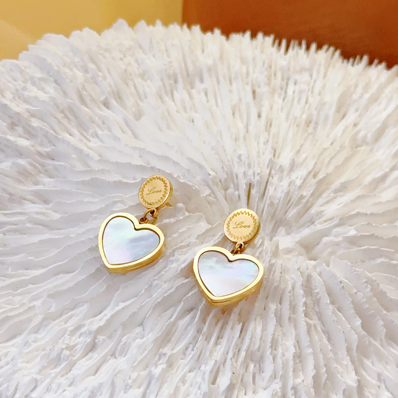 Acero de titanio pequeño simplista dulce amor pernos de orejas de temperamento dorado femenino nuevo estilo de diseño de nicho de viento frío