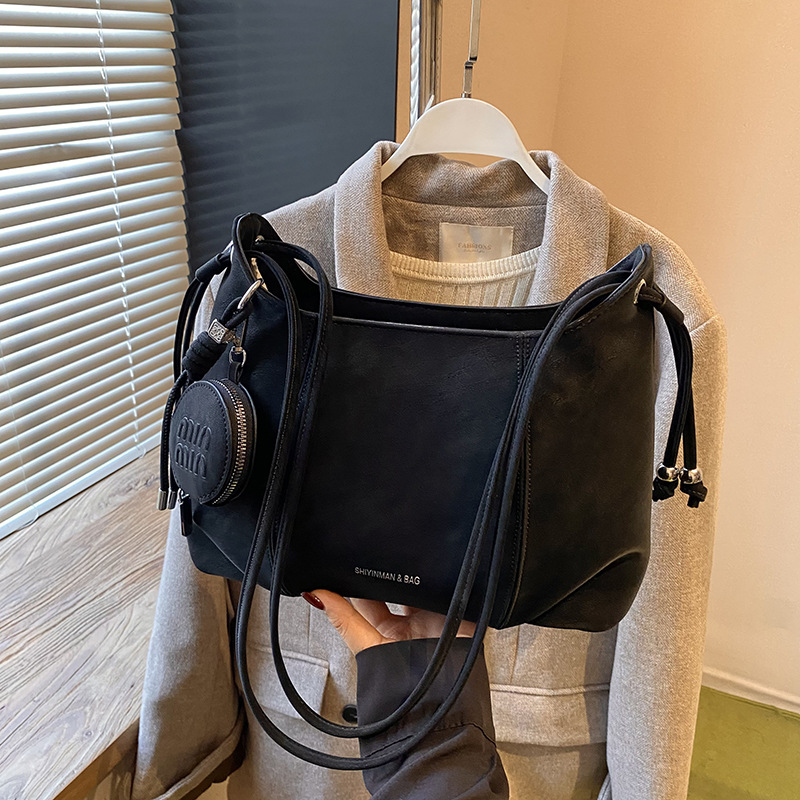 Bolsa de brazo coreana de nicho retrógrado de mujeres de moda de viaje de hombro 2025 nuevo invierno de alta calidad bolso de mochila