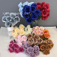9頭のオランダのバラは造花の結婚式の結婚祝いの花嫁の手で花の家の客間の装飾の花の撮影の道具を持ちます。