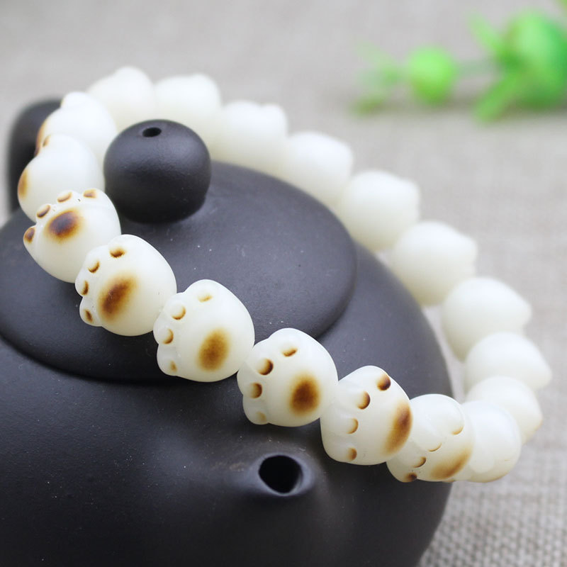Bodhi seed carving cat bracelet, a soft and delicate bracelet for women, popular on Xiaohongshu (Little Red Book) with charcoal-roasted cat paw Bodhi seeds.