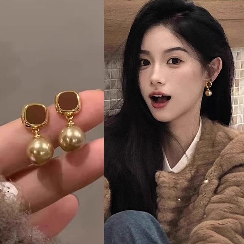 French Champagne Brown Pearl Earrings, Feminine, Versatile, High-End, Small Fragrant Style Earrings, New Autumn and Winter Earrings
