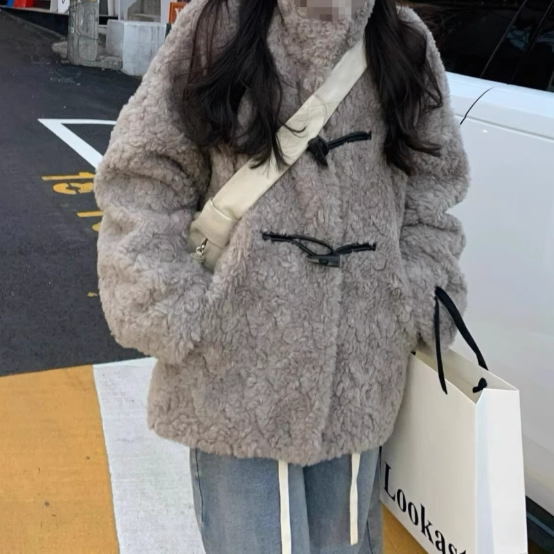 Thickened Korean-Style Lapel Leather and Fur Integrated Coat with Horn Buttons, New Winter Faux Teddy Lamb Wool Jacket for Women Thickened Korean-Style Lapel Leather and Fur Integrated Coat with Horn Buttons, New Winter Faux Teddy Lamb Wool Jacket for Women