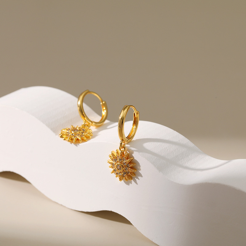 Copper Gold Plated Creative Zircon Sun Earrings display picture 3