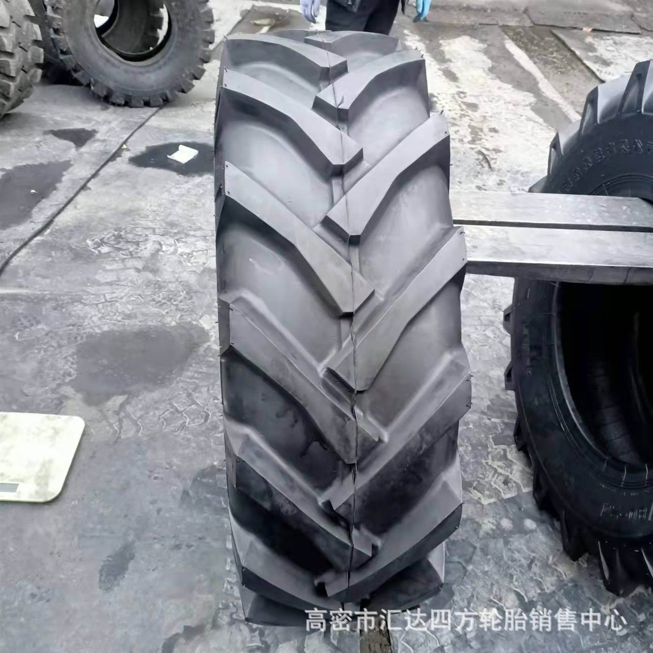 现货供应15.5/80-24人字花纹农用拖拉机轮胎 伸缩臂铲车轮胎