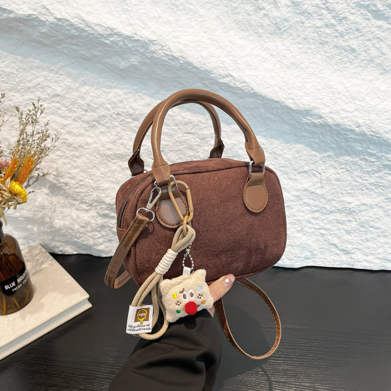 Bolsa de bolos de moda mate para mujeres 2025 primavera nueva moda retro bolso de hombro sensación de nicho bolso de mano