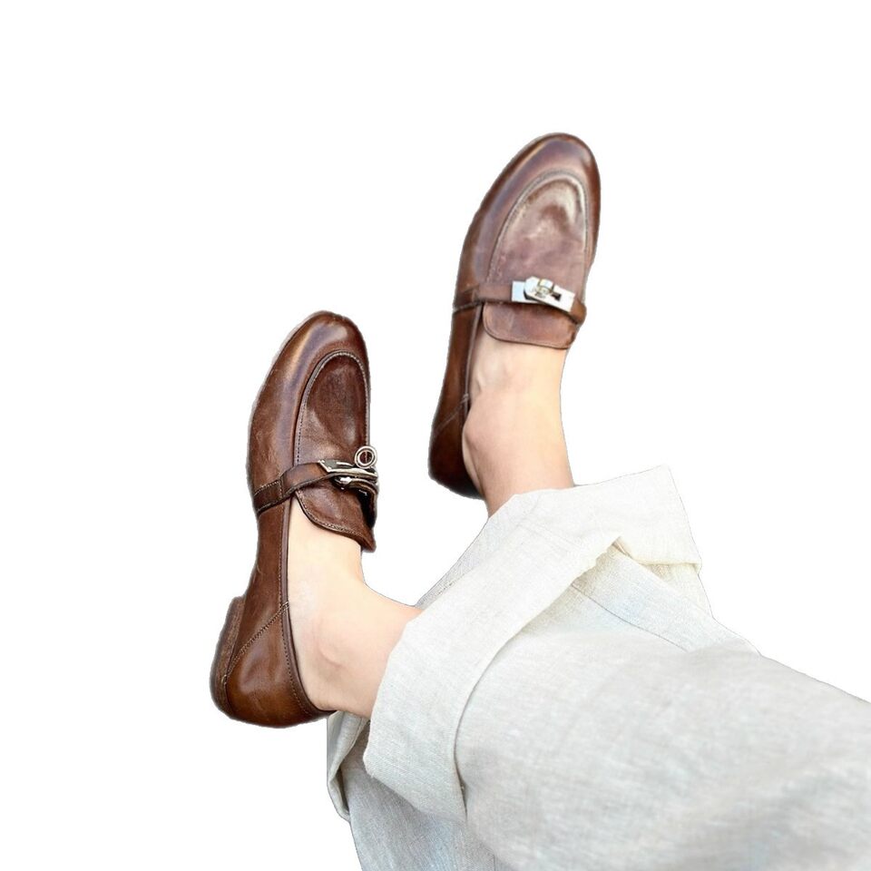 Giày lười nữ da bò khóa kim loại phong cách Anh, mũi tròn, gót thấp 1–3 cm — màu nâu, màu đen