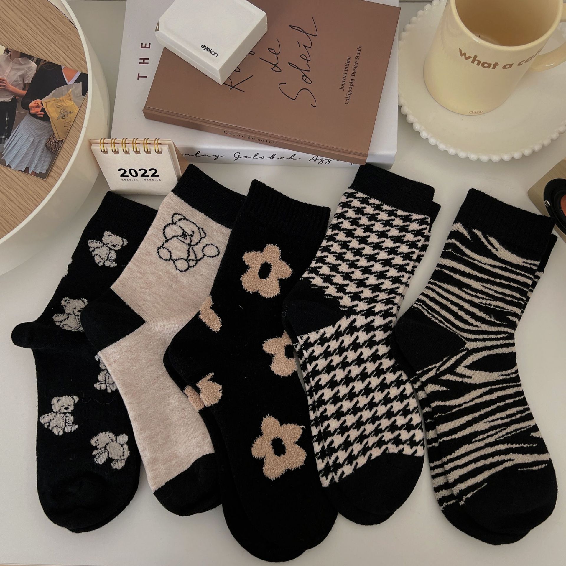 Black Retro Floral Wool Socks for Women Mid-Calf Socks Autumn/Winter Thickening Japanese Cute Bear Plaid Pile Socks