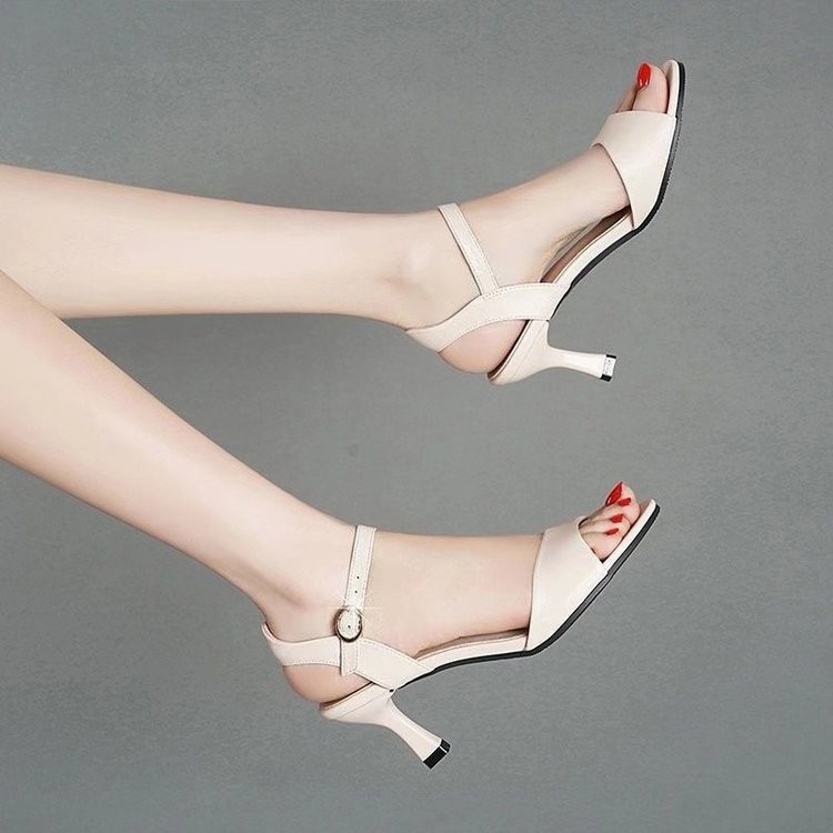 Sandallas de tacón delgado para mujeres 2026 nuevo estilo de verano de moda de tacón medio versátil con tacones altos con sandalias de mujer