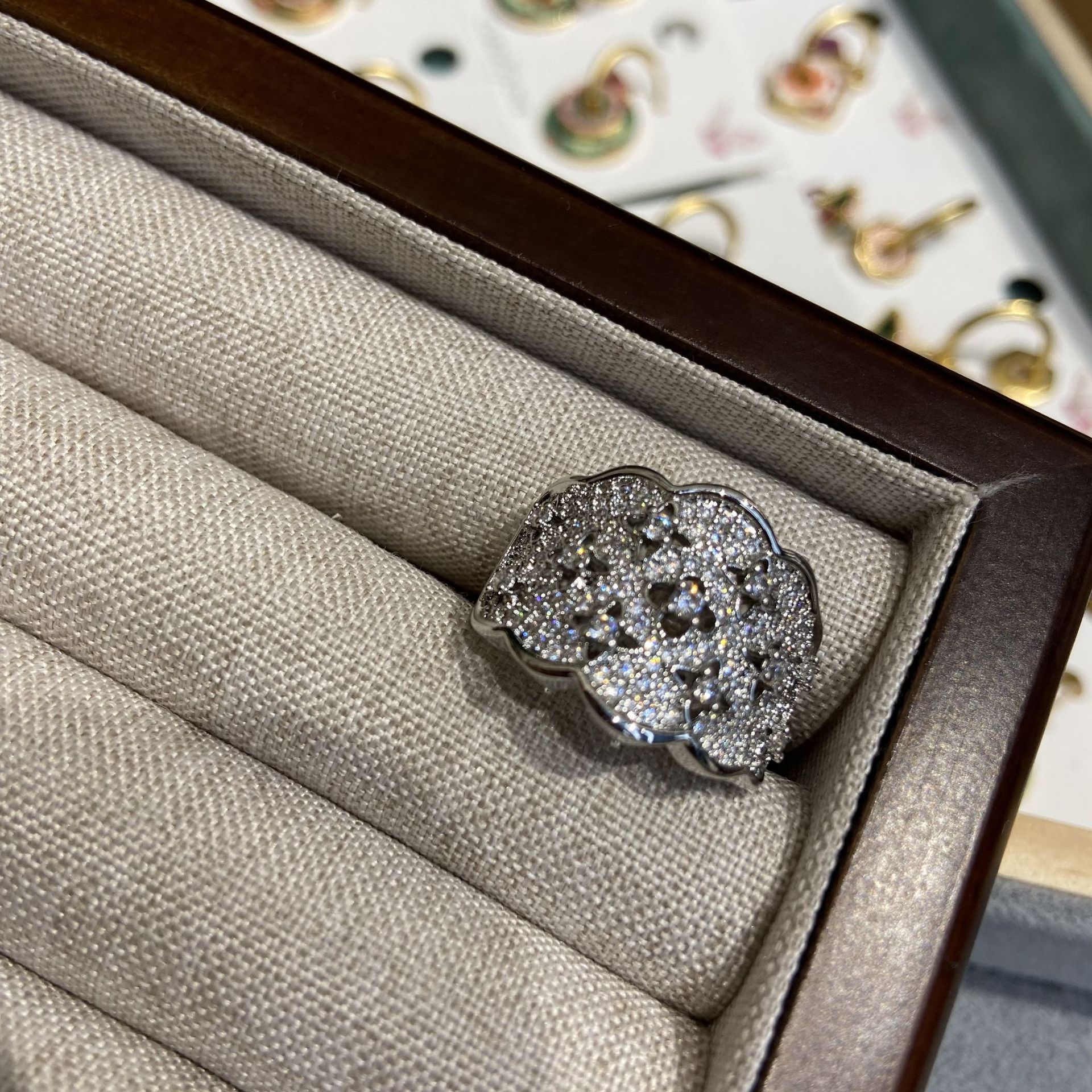 XIAOHONGSHU는 인터넷 유명인이 생방송하는 여성을위한 이탈리아 수제 BRATI 풀 다이아몬드 지르콘 중공 레이스 반지와 동일한 스타일을 추천합니다