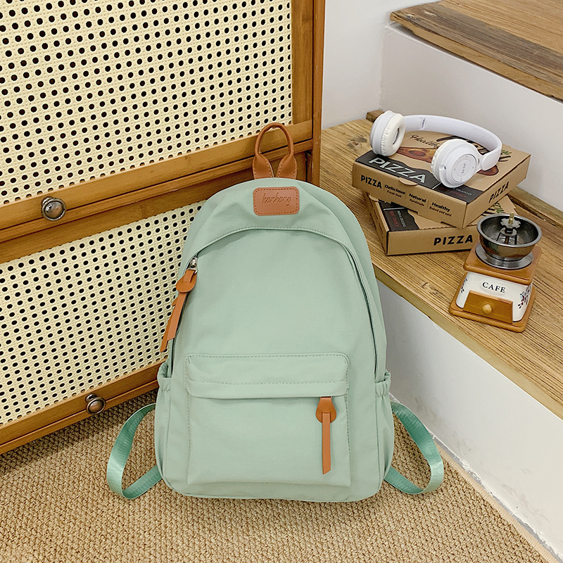 Mochila de nylon para mujeres 2024 nueva moda, bolsas escolares ligeras de color sólido, mochila de clase coreana para estudiantes de secundaria.