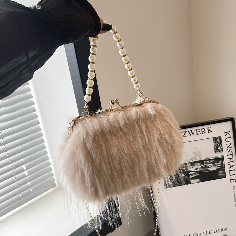 Women's Exquisite furry plush bag messenger bag autumn and winter plush bag pearl chain handbag_voghion.com