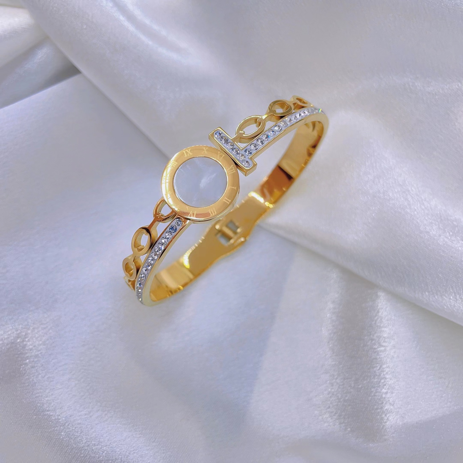 En stock fábrica directa Transfronteriza Popular electrochapado 18K pulsera de acero de titanio femenina personalidad no se desvanece moda nicho moda