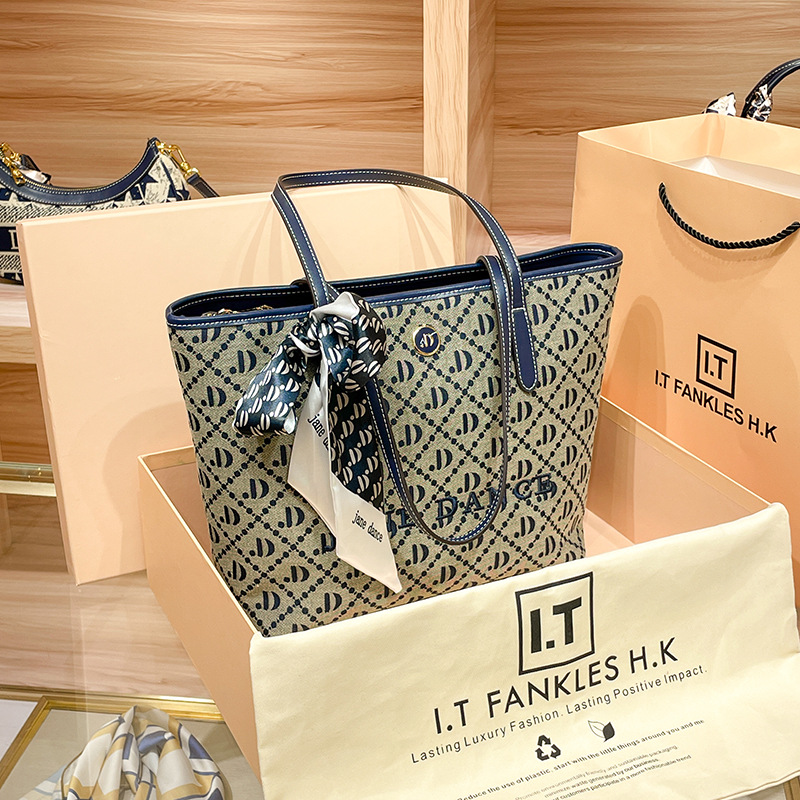 Große Tragetasche aus echtem Leder aus Hongkong für Damen im Jahr 2024, neue trendige Muttertasche, eine Schultertasche für die Mutter zum Pendeln_voghion.com
