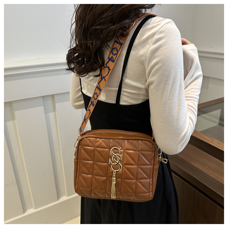 A simple and fashionable single-shoulder women's bag with diamond-shaped embroidery thread in 2024, a fresh and stylish crossbody bag with a trendy and fashionable small square style undefined
