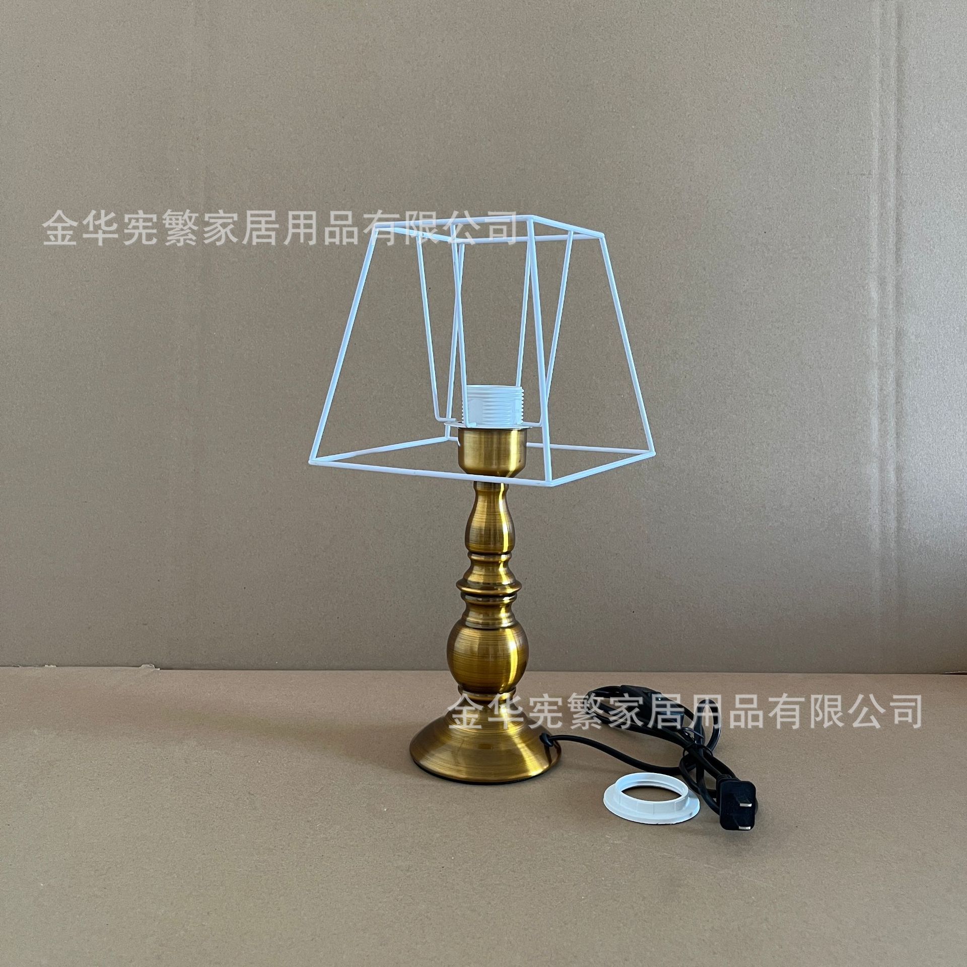 Estilo europeo de lujo ligero retro dorado antiguo calabaza de cobre base de metal marco de hierro combinación E27 con lámpara de mesa retro casera DIY