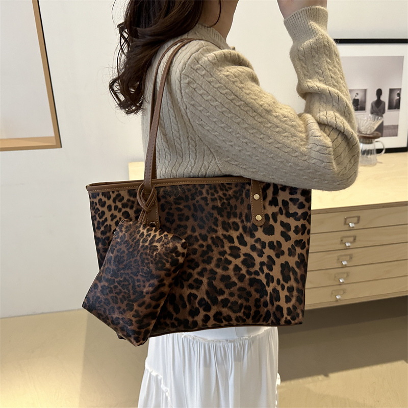 Retro viaje leopardo bolso axilar otoño 2024 nueva moda moda personalidad temperamento bolso de hombro