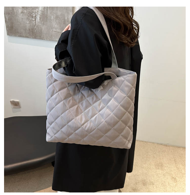 A new large-capacity diamond-shaped commuter handbag and fashionable single-shoulder tote bag for women in the niche cotton-padded jacket bag for autumn and winter 2024 undefined